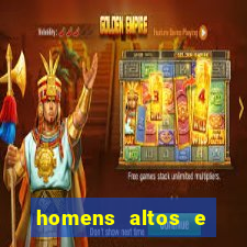 homens altos e sarados pelados